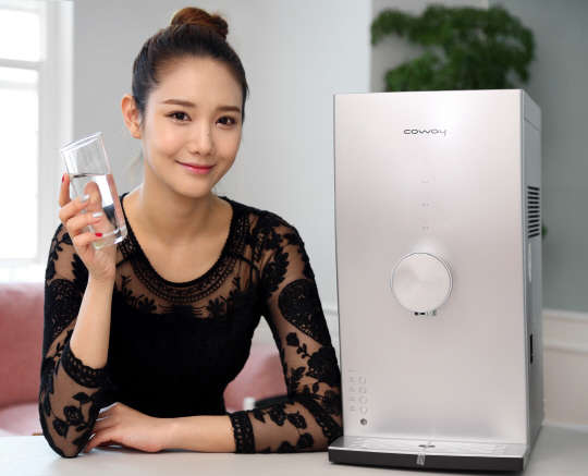 코웨이가 냉온정수기 신제품 'CHP-200L'을 출시한다고 4일 밝혔다. 모델이 코웨이 공기청정기 신제품을 소개하고 있다. <코웨이 제공>